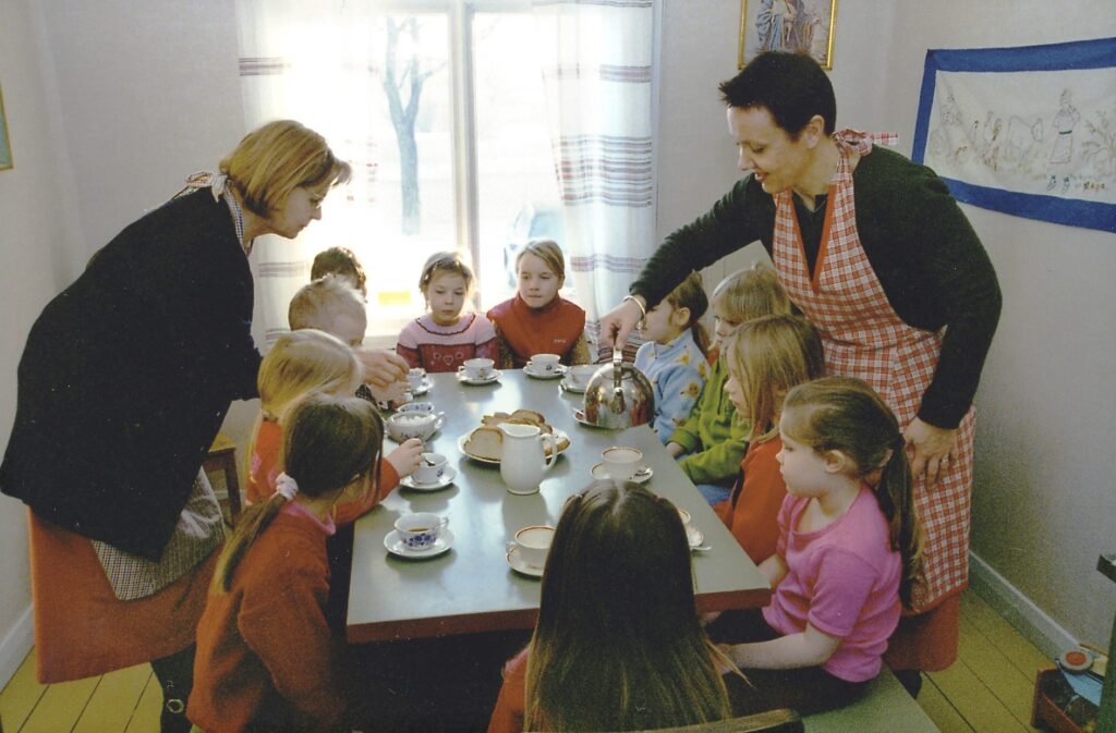 Korsmanilla kaffeella. Kuva SatM.