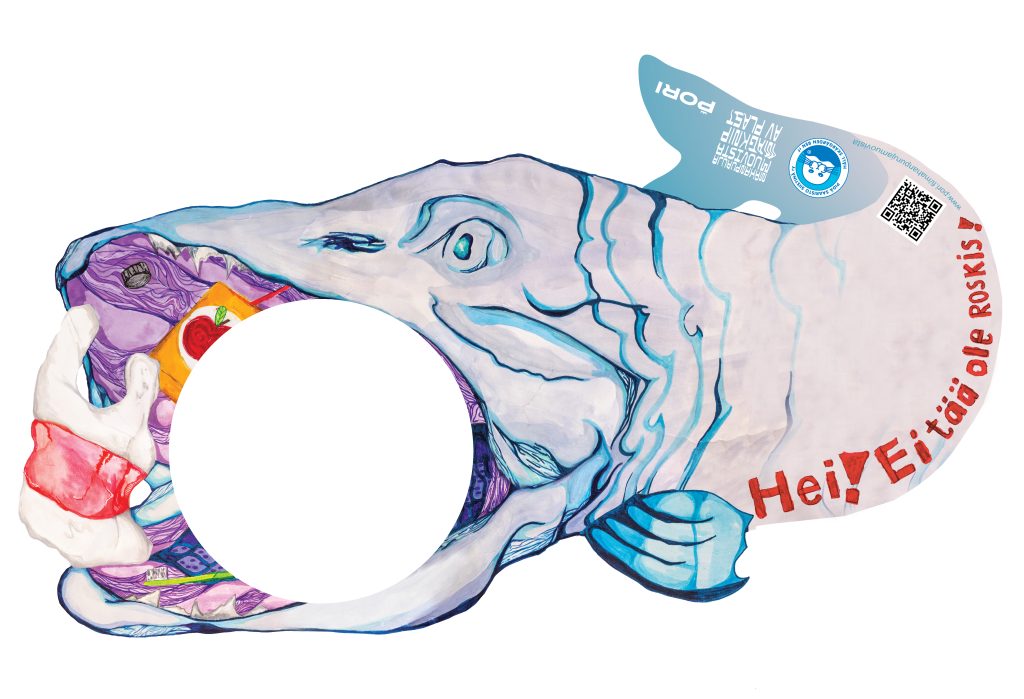 Kuva Porin omasta hauki-aiheisesta Mahanpuruja muovista -kampanjan tarrasta, jossa lukee "Hei! Ei tää ole roskis!"