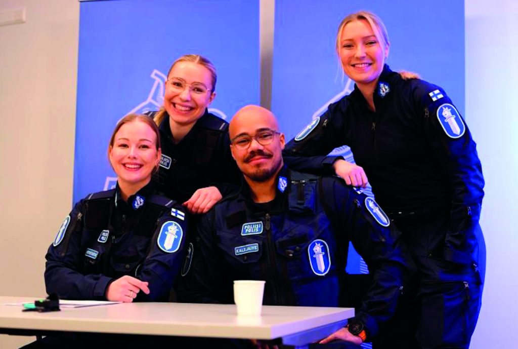 Ryhmäkuva poliiseista, jotka pitävät online-oppitunteja kouluille.